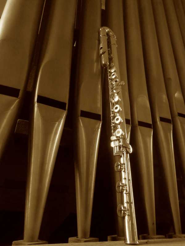 Photo orgue à tuyau et flûte en sol
